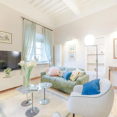 Artful Living In A Noble Appartement Lucca