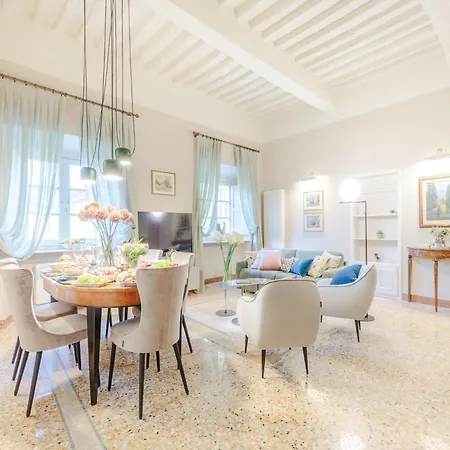Artful Living In A Noble Appartement